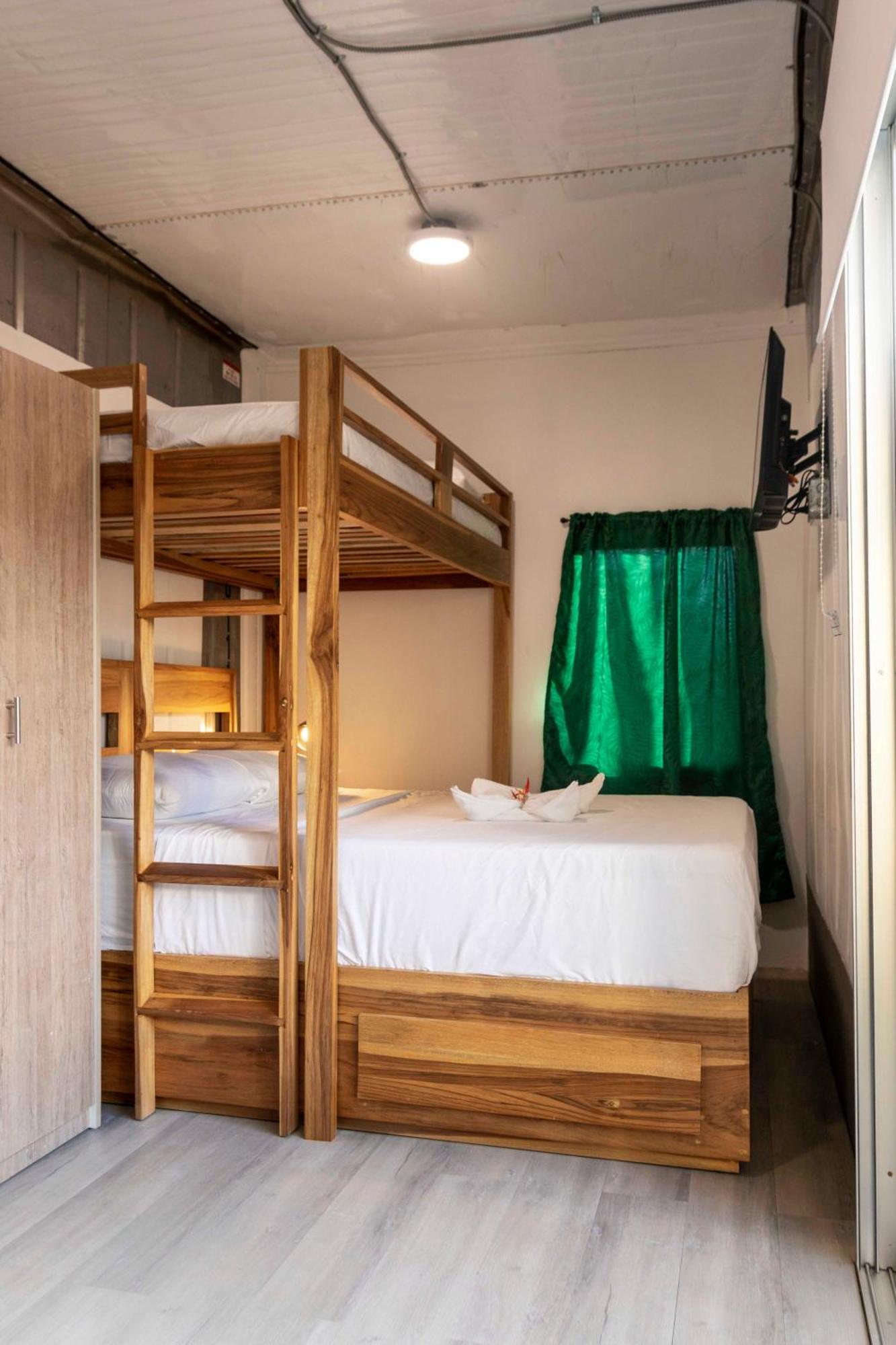 Emi'S Place Container Living Uvita Exterior photo